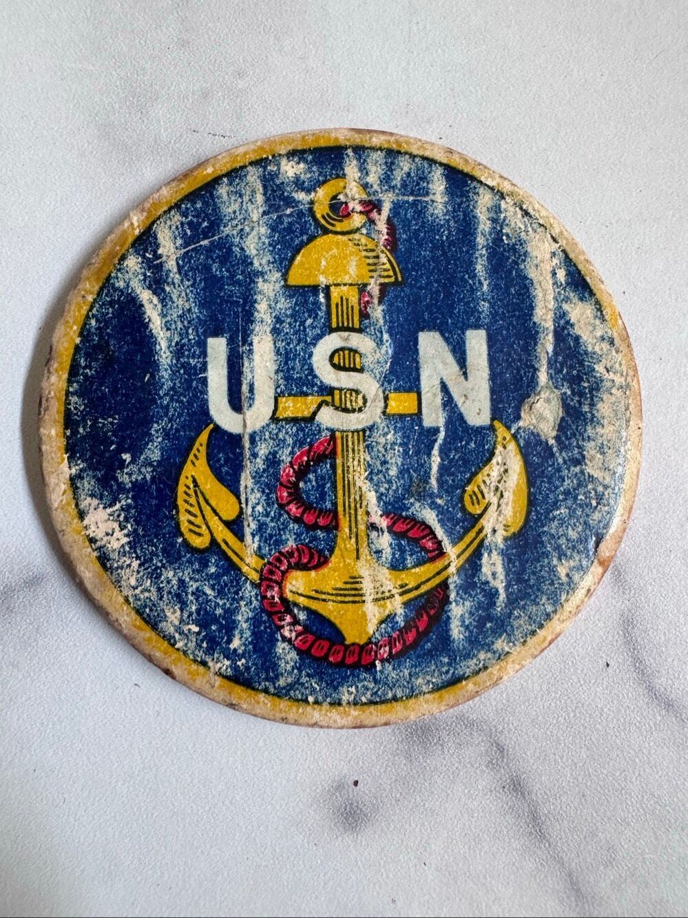 World War II 1945 metal tin US Navy pin back button U.S.N round yellow anchor vi